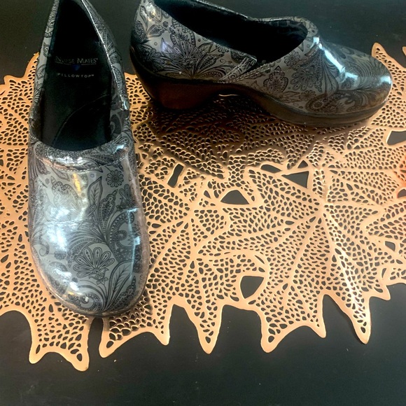 Nurse Mates BRYAR Pillow Top Clogs Black Dark Grey Paisley
Patent Size 10 Wide - Picture 5 of 16